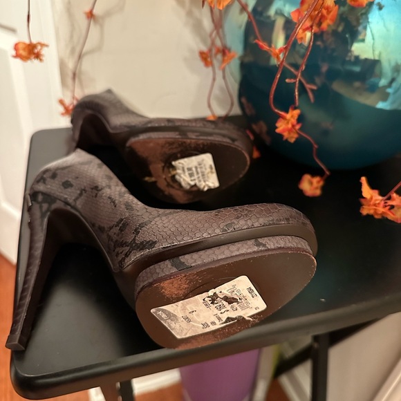 Tory Burch Snakeskin Pumps - Picture 6 of 6